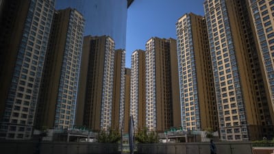Delar av fastighetsföretaget Evergrandes massiva byggprojekt i Peking, Evergrande City, som reflekteras i en skyskrapas glasfasad.