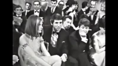 Eurovisionstävlarna följer med rösträkningen i ett rum bakom scenen år 1967.