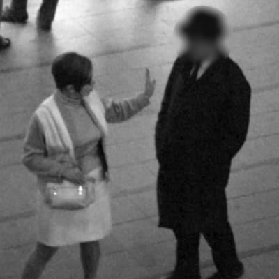 Nainen (toimittaja Ritva Latola) torjuu miehen lähentely-yrityksen Helsingin rautatieasemalla