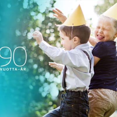 Yle90 -v. logo ja kaksi leikkivää lasta.