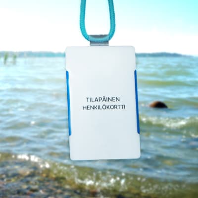 En strand, i förgrunden ett personalkort som tillhör en visstidsanställd.