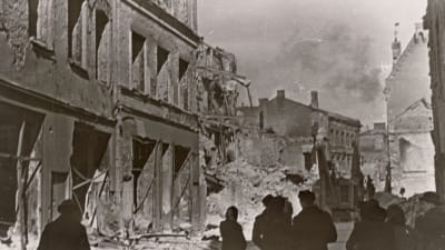Ruiner i Tallinn efter sovjetiska bombningar i mars 1944.