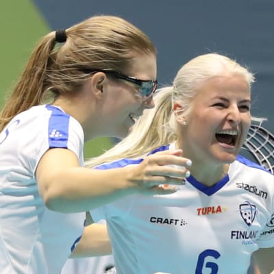 Finlands damlandslag i innebandy firar.
