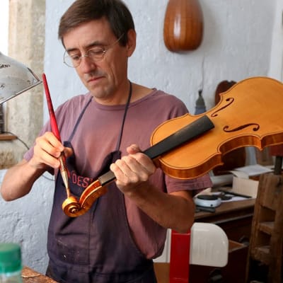 Viulunrakentaja Frédèric Chaudière pajallaan.