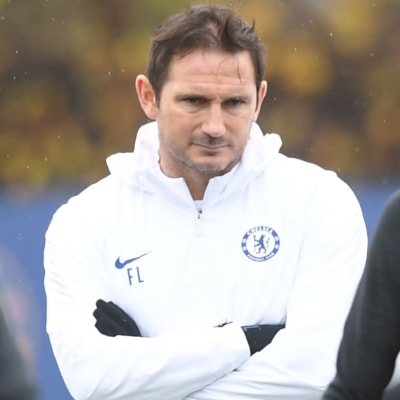 Frank Lampard håller koll på Chelseas träningar.