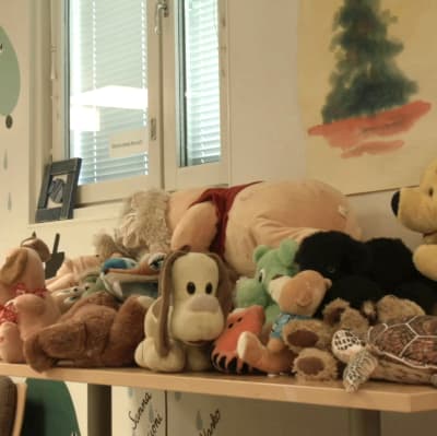 Pehmoleluja vastaanottokeskuksen tiloissa.