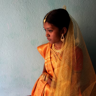 Järjestettyyn avioliittoon joutuva intialaislapsi hääasussa odottaa häitään alkavaksi Intiassa helmikuussa 2012.