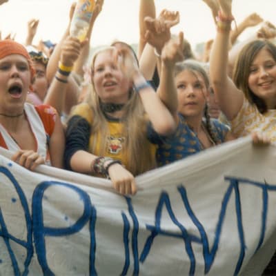 Yleisöä Apulannan keikalla Ruisrockissa Turussa kesällä 2003.