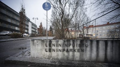 En väg som för till en park. På en stenmur står det "Leninparken". 