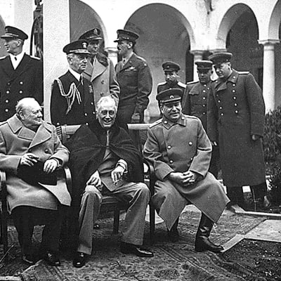 Helmikuussa 1945 Jaltassa otetussa valokuvassa ovat Iso-Britannian pääministeri Winston Churchill (vas.), Yhdysvaltain presidentti Franklin D. Roosevelt ja Neuvostoliiton johtaja Josef Stalin.  