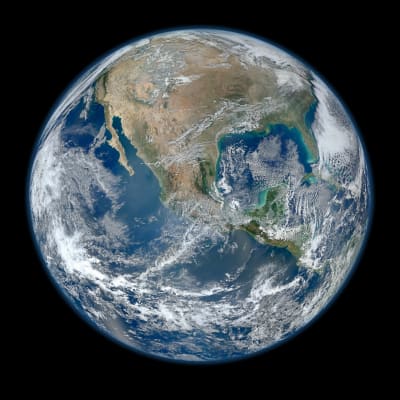 Jorden sedd från rymden. På jorden syns den västra halvklotet med hav omrking samt molk.