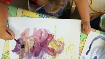 Barn målar med naturliga färger på Jacob's Kindergarten i Jakobstad.