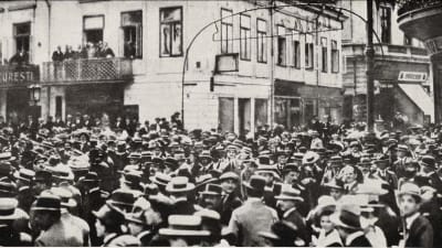 Demonstrationer i Bukarest för Rumäniens deltagande i Första världskriget på ententens sida.