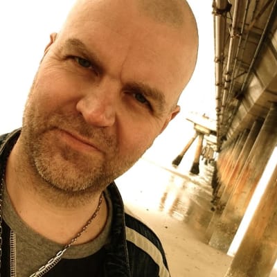 Nöjesproducent Niklas Rosströmen av årets Sommarpratare i Radio Vega