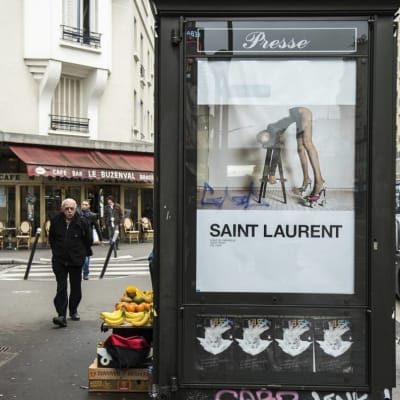 Det franska modehuset Yves Saint-Laurent kritiseras för sexistisk reklam.
