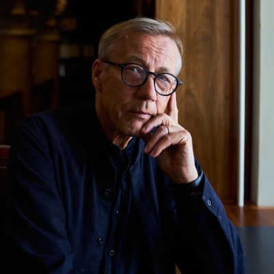 Sixten Korkman nojaa käteensä.