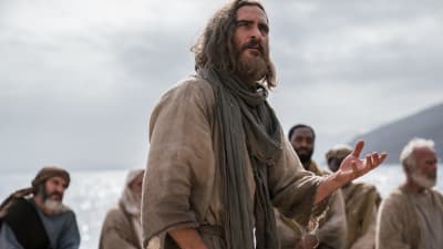Jesus talar inför en grupp män på stranden.