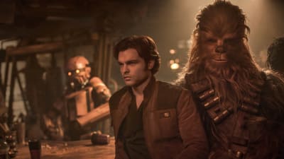Alden Ehrenreich som Han Solo och Joonas Suotamo som Chewbacca.