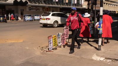 Kalabalik i Harare, stod det på en löpsedel efter onsdagens protester.
