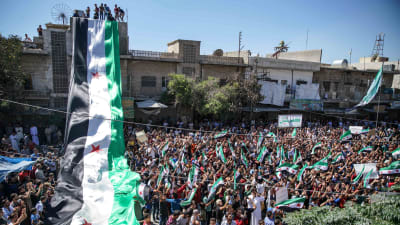 Lokala invånare och flyktingar i rebellkontrollerade Idlib protesterar mot regeringens planerade storoffensiv mot Idlib som kunde utlösa en ny humanitär katastrof