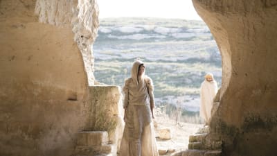Maria Magdalena i öppningen till en vacker stenmur.