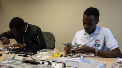 Tafara Mundere och Eugene Jamu visar hur man med små robotar till exempel kan räkna hur mycket vatten som flödar genom ett rör - och på så sätt kontrollera vattenanvändningen.