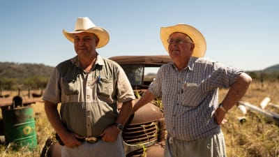 Darryn och Robert Smart står framför Roberts fars gamla Dodge-traktor från 40-talet. Kulhålen i fönsterrutan är ändå från förra sommaren. 
