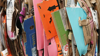 Tätt packad papp i olika färger för återvinning.
