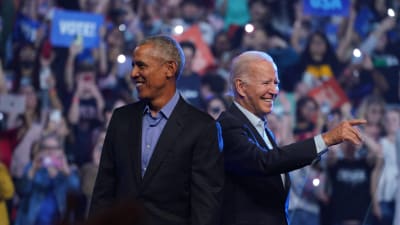 USA:s president Joe Biden och den tidigare presidenten Barack Obama på kampanj inför mellanårsvalet 2022.