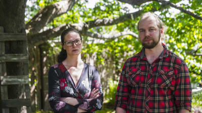 Linda Siik (t.v.) och Jesse-Pekka Rautiainen under ett träd på gården av deras hem i Marudd i Helsingfors.