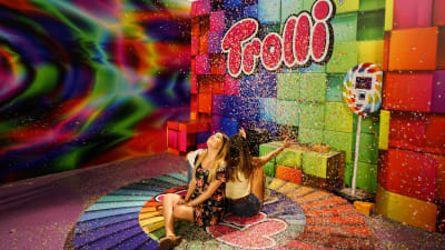 Två flickor i konfettiregn på Candytopia i New York.