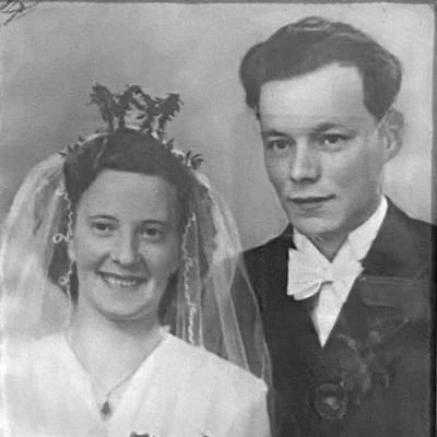 Brita och Eners bröllopsfoto år 1950.