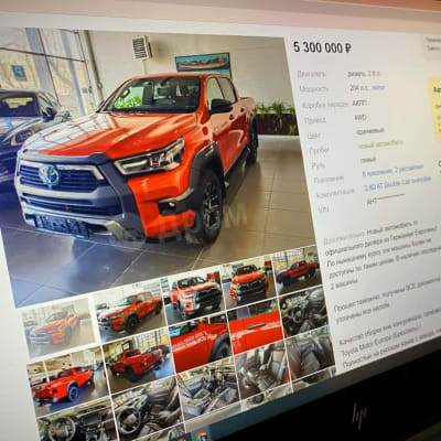 Kuva drom.ru-nettisivusta, jolla myydään punaista Toyota Hilux -lava-autoa.