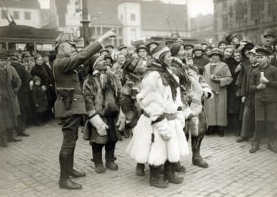 En grupp samer på torget i den tyska staden halle an der Saale år 1925.