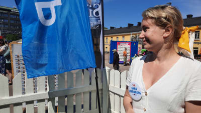 Anna Strömberg i profil med flygblad i handen, 