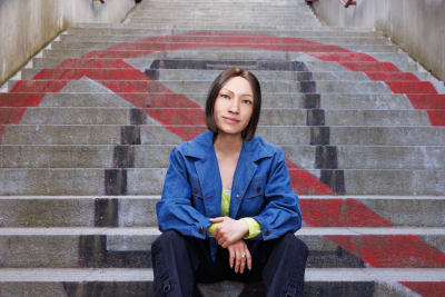 Virtuaalihahmo Remi eli Pasilan robogirl istuu portailla Itä-Pasilassa. 