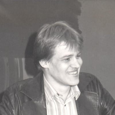 Jarmo Antero Karppi (1953 - 2022) syntyi Pöytyällä ja kävi keskikoulun Turussa Puolalan yhteislyseossa. 