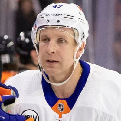 Leo Komarov firar efter mål för New York Islanders.