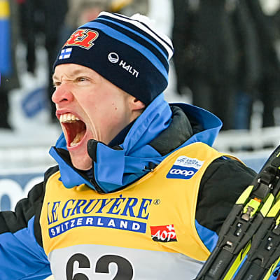 Iivo Niskanen firar seger i världscupen.