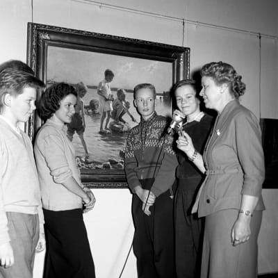Taidehistorioitsija Aune Lindström koululaisryhmän kanssa Ateneumin taidemuseossa vuonna 1957.