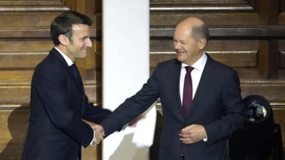 Frankrikes president Emmanuel Macron och Tysklands förbundskansler Olaf Scholz på Sorbonneuniversitetet i Paris på söndagen, i samband med en ceremoni för att fira Elysée-fördraget.