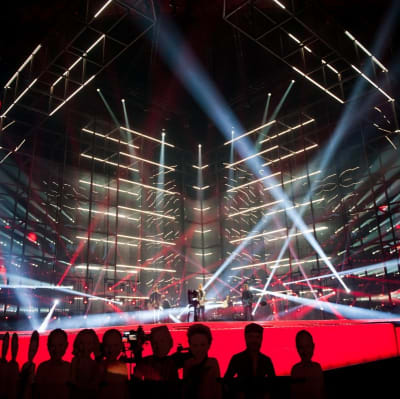 Softengine övar på Eurovisionsscenen.