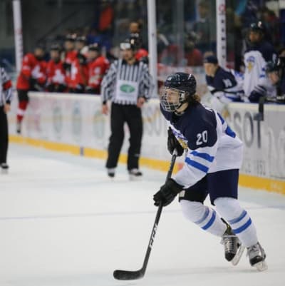 Linus Nyman är ytter i Finlands U18 landslag i ishockey.