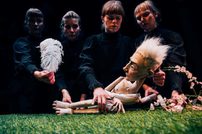 Fyra dockförare och en docka, scen ur föreställningen.
