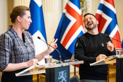 Storskrattande president Zelenskyj med Danmarks statsminister Mette Frederiksen på presskonferens