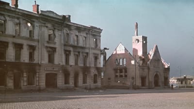 Till höger ser man saluhallen som brunnit och till vänster polisinrättningen. Fotot är taget i september 1941.