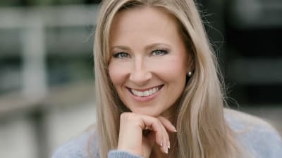 Kuvassa psykologi ja psykoterapeutti Leea Mattila