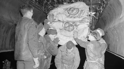 Brittiska trupper lastar livsmedel och andra förnödenheter i samband med operation Manna