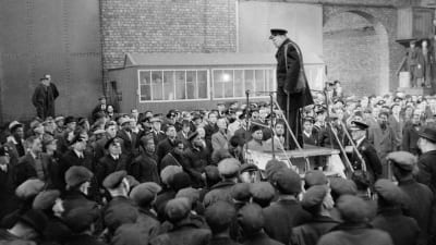 Winston Churchill håller tal för hamnarbetare i Liverpool 1941