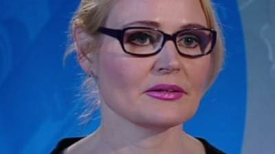 Veera Ruoho har blont hår och glasögon.
